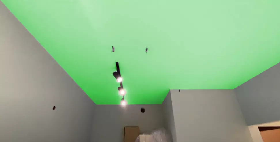 Зеленый натяжной потолок с подсветкой