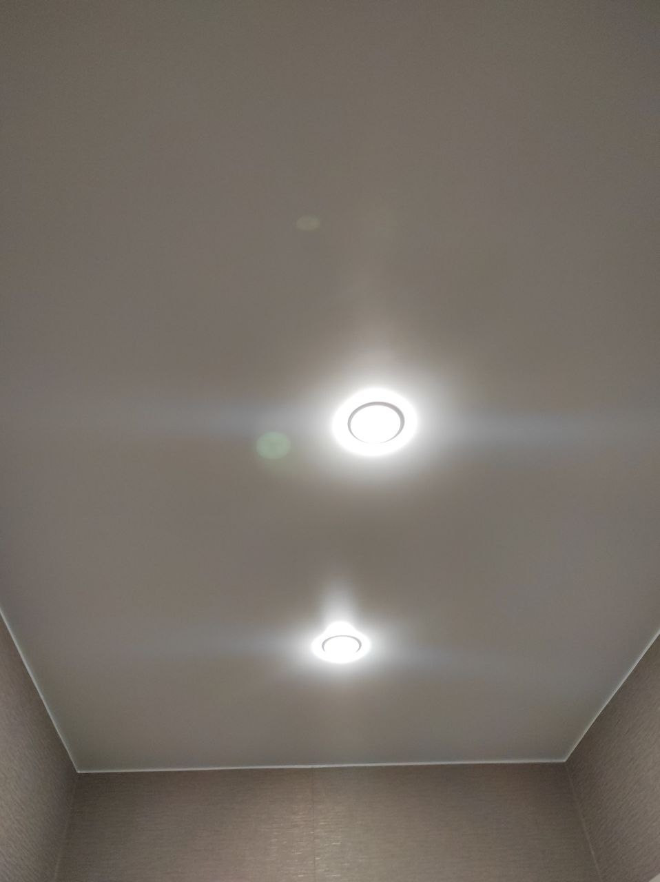 Натяжной потолок в прихожую с точечными светильниками, фото 2